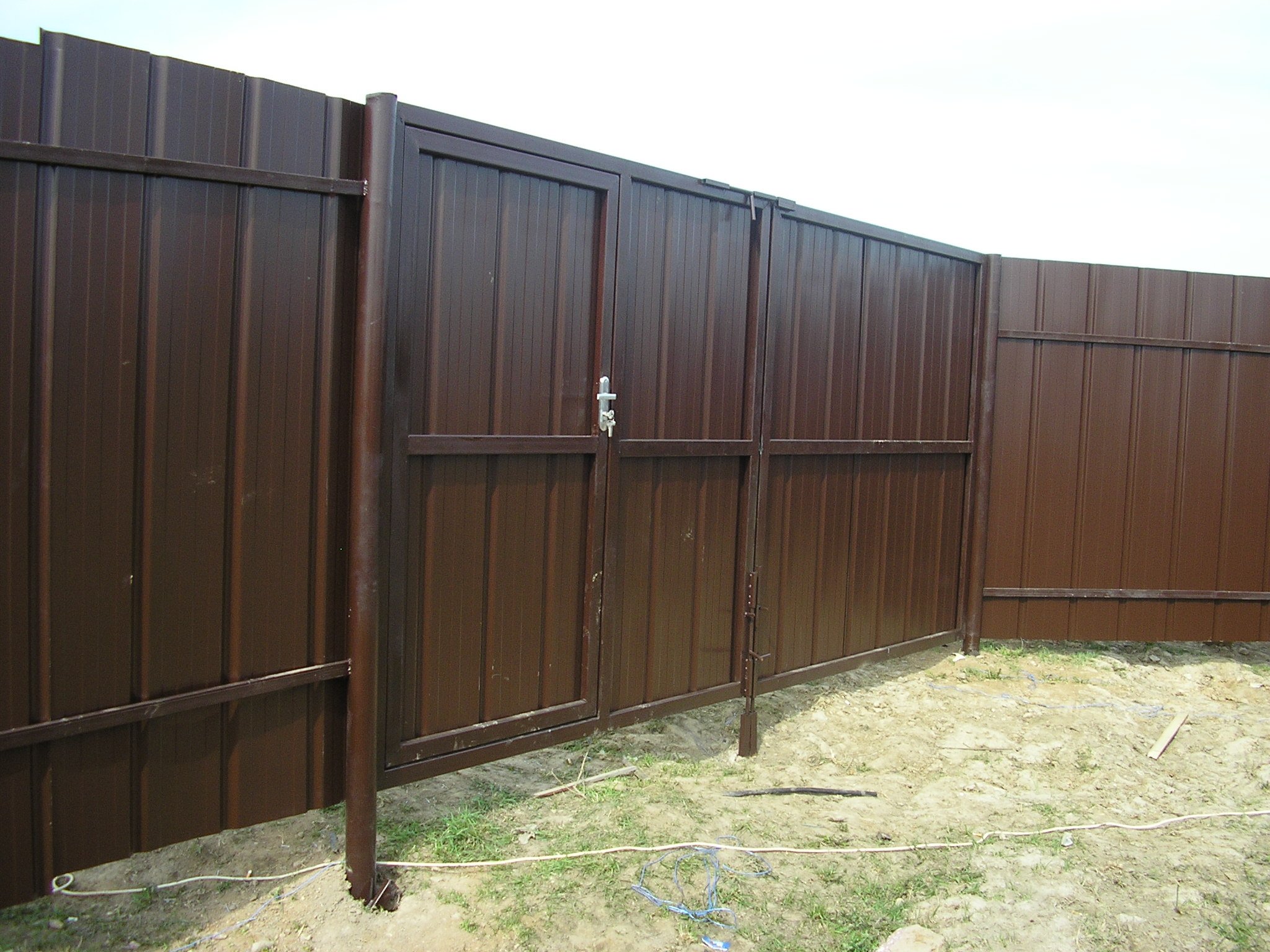 Забор и откатные ворота с калиткой из профнастила, заказать изготовление и установку под ключ